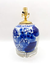 Load image into Gallery viewer, Blue and white antique Chinese floral-patterned ceramic ginger jar lamp with brass hardware on stacked acrylic base