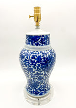 Load image into Gallery viewer, Blue/White Cut Neck Vase Table Lamp