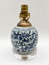 Load image into Gallery viewer, blue and white, blue &amp; white, ginger jar, ceramic lamp, ceramic, celadon, ginger jar lamp, bronze cap, bronze lid, acrylic base, oriental, Chinese ceramic, asian ceramic
