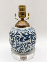 Load image into Gallery viewer, blue and white, blue &amp; white, ginger jar, ceramic lamp, ceramic, celadon, ginger jar lamp, bronze cap, bronze lid, acrylic base, oriental, Chinese ceramic, asian ceramic